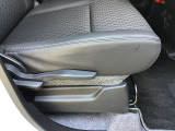 運転席シートリフター!ご自分の好きなシートポジションが取れるので運転が楽しくなりますし疲れにくいです。