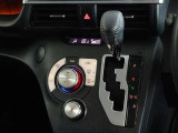 車内を快適に、オートエアコンを装備しています。