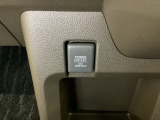 アクセサリーソケットはUSBのアダプターなどをつければ、スマホの充電にも使えます。周辺には物が置けるボックスがついています。