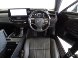 革巻きステアリングで快適な操作性の運転席です。