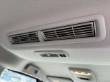 天井にシーリングファンが付いているので車内の空気循環ができます。