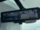 インテリジェントルームミラー搭載で、車の後方に設置されたカメラ映像を映し出してシートバックやヘッドレスト、同乗者に視界が遮られることがなく視認性が非常に良いです