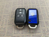 スマートキー2個有ります。家族で共有すれば自宅駐車場での入替えや旅行の時などに大変便利ですね。