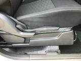 運転席シートリフター!ご自分の好きなシートポジションが取れるので運転が楽しくなりますし疲れにくいです。