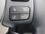 レーダークルーズコントロール(全車速追従機能付)が装備されています。高速道路で定速走行だけでなく、0km/hから約100km/hの広い範囲で先行車との車間距離を適切に保ちながら追従走行ができます。