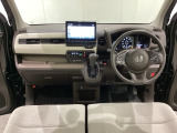 車内は光触媒抗菌消臭施工済です。インパネ周りはスタイリッシュなデザインで機能や装備も充実しています。グローブボックスやカップホルダーのほかにトレーなどたくさんの収納スペースが付いています。
