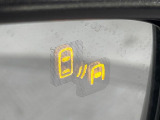 【ブラインドスポットモニタリング】走行中、ドアミラーの死角になりやすい箇所に後続車が接近するとサイドミラー付近に警告を表示、ドライバーに注意喚起をしてくれます。