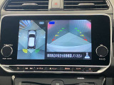 【アラウンドビューモニター】車を上から見下ろしているかのような映像で周囲の状況がひと目で確認、狭い駐車場に駐車するときも安心です♪