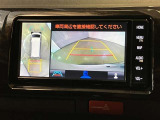 映像で見づらい車両周辺の確認をアシスト。クルマを真上から見ているような映像を表示。 運転席から確認しにくい車両周囲の状況を把握。