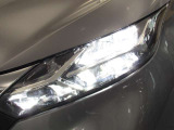 夜間走行の様々な局面に向けて、LEDヘッドランプで視認性をしっかり確保☆ハロゲンヘッドランプのおおよそ2倍の光量で、広範囲に明るくドライバーをサポートしてくれます。