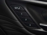 運転席のパワーシートは3名様分までメモリー機能付きです。