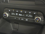 【左右独立オートエアコン】左右独立型、いわゆるデュアルエアコンです。運転席と助手席でそれぞれお好みの温度を設定可能です。