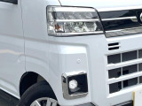 【LEDヘッドライト】悪天候や夜間走行時も良好な視界を確保し安心して運転できる高輝度LEDヘッドライトを装備!点灯速度が早く、消費電力も抑えられています。