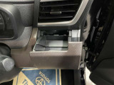 運転席と助手席には、回転式のインパネカップホルダーが装備されています。
