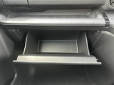 【グローブボックス】大容量のグローブボックスです!!車検証ケース他、日頃使う小物類の収納スペースもたくさんあります!