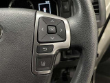 ステアリングスイッチ付きで、運転中に視線を前に向けたまま操作できます。