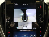 左右のサイドカメラ映像を同時に表示し、車両周囲の死角をしっかりカバー。狭い道や駐車時の接触リスクを減らし、安心して操作できる視界を確保します。