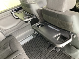 折りたたみ式のシートバックテーブルは限られた空間を有効活用。車内の家族時間をもっと快適に。休憩時のちょっとした小物置に使える、前席背面の格納式テーブルが付いています。