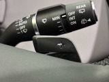 【パドルシフト】ハンドル裏の変速機を操作することで、D4、D3、D2といったギアにスムーズにシフトダウンできます。Sレンジでは、よりスポーティな走行を楽しむためのモードとして機能します。