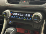 【左右独立オートエアコン】左右独立型、いわゆるデュアルエアコンです。運転席と助手席でそれぞれお好みの温度を設定可能です。