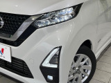 【LEDヘッドライト】悪天候や夜間走行時も良好な視界を確保し安心して運転できる高輝度LEDヘッドライトを装備!点灯速度が早く、消費電力も抑えられています。