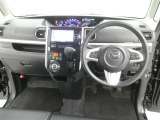 運転席からの視界はこんな感じです☆お気軽にご来店いただき、実際に座って是非お確かめください。ドライバーに寄り添う快適な操作フィールをもたらすステアリングです。