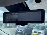 車両後方のカメラ映像を映し出し、車内の状況や、天候などに影響されずいつでもクリアな後方視界が得られるインテリジェントル-ムミラ-が装備されております。
