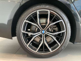 BMW純正19インチアルミホイールが足元を引き締め、スポーティな存在感を演出しています。
