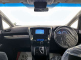 落ち着いたカラーの内装で、ゆったりと運転したい方に。