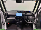 360&deg;UV&IRカット機能ガラス採用。見易い計器類と運転し易いレイアウトのドライビングポジションは、極細Aピラーの採用で視角も少なく前方&左右の見切りが良く安心して運転できます。