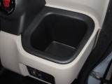 運転席と助手席にはドリンクホルダーがあります。取りやすい位置にありますからドライブも楽しくなりますね!
