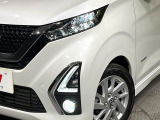 【LEDヘッドライト】悪天候や夜間走行時も良好な視界を確保し安心して運転できる高輝度LEDヘッドライトを装備!点灯速度が早く、消費電力も抑えられています。
