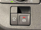 指先だけで簡単に操作が可能な電動パーキングブレーキを採用。「HOLD」スイッチを押すと、渋滞や信号待ちなどでブレーキペダルから足を離しても、ブレーキを保持するので安心です