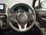 ハンドルにHondaセンシング系のクルーズコントロールやレーンキープアシストなどのスイッチと、オーディオの操作スイッチが装備されています。ハンドルから手を離さず安全に操作できます。