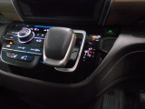 インパネシフトだから視線の移動も少なく足元もスッキリ。運転席もゆったりしているのでゆとりを持ってドライブできますね。