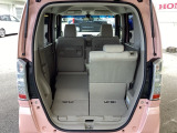 後席は分割可倒式で、用途に合わせてアレンジ可能。荷物の量や乗車人数に応じて柔軟に使える便利なシートです。