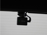 ◆リアにもドライブレコーダーを装備しております◆映像・音声などを記録する自動車用の装置です。もしもの事故の際の記録はもちろん、旅行の際の思い出としてドライブの映像を楽しむことができます。