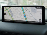 マツダコネクトの10.25インチワイドセンターディスプレイです。『Android Auto』『Apple CarPlay』や独自のコネクテッドサービスに対応したインターフェイスシステムです。