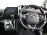 高いホールド性で運転姿勢が安定します。長距離ドライブでも疲れにくいのが魅力です。快適なドライビングライフをお送りください♪