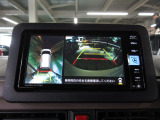パノラマモニター。車を上から見下ろした映像をナビ画面に表示し、駐車や幅寄せなどの運転操作をサポートする安全支援機能です。