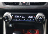 運転席と助手席、それぞれ温度調節ができ、オールシーズン快適なオートエアコンとなっております!