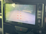 【バックカメラ】駐車時に後方がリアルタイム映像で確認できます。大型商業施設や立体駐車場での駐車時や、夜間のバック時に大活躍!運転スキルに関わらず、今や必須となった装備のひとつです!