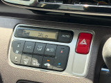 【オートエアコン】一度お好みの温度に設定すれば、車内の温度を検知し風量や温度を自動で調整。暑い&hellip;寒い&hellip;と何度もスイッチ操作をする必要はありません。快適な車内空間には必須の機能ですね♪