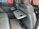 運転席、助手席後ろには後席シート用テーブル&ドリンクフォルダーを装備しております♪