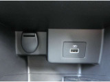 USB電源とシガレット電源コンセントが並んで装備されています