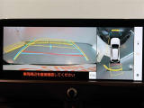 パノラミックビューモニター付きです。車両を上から見たような映像をモニター画面に表示。運転席からの目視では見にくい、車両周辺の状況をリアルタイムでしっかり確認できます。