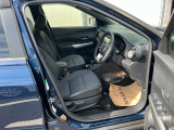 運転席まわりです。実際に座ってみて、乗り心地を体験してみてください。