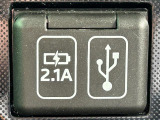 【アクセサリーソケット(電源ソケット)】電源からケーブルをつなげば、スマートフォンなどの電子機器の充電などを行うことができます!ゲーム機器や、カメラの充電にも便利ですね。
