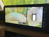 【マルチビューカメラシステム】専用のカメラにより、上から見下ろしたような視点で360度クルマの周囲を確認することができます☆死角部分も確認しやすく、狭い場所での切り返しや駐車もスムーズに行えます。