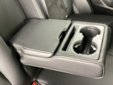 後席にはドリンクホルダー付きアームレストを装備。長距離移動でも快適に過ごせます。